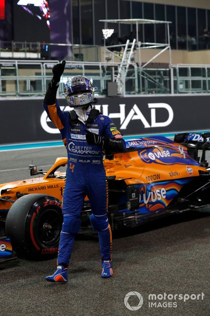 Lando Norris, McLaren, llega a la parrilla de salida después de asegurarse el tercer puesto en la parrilla