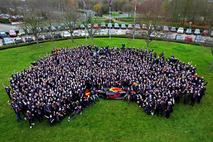 Max Verstappen, Red Bull Racing, celebra el título con el equipo