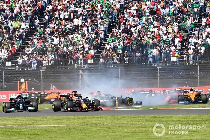 Max Verstappen, Red Bull Racing RB16B, Lewis Hamilton, Mercedes W12, mientras Valtteri Bottas, Mercedes W12, hace un trompo y Daniel Ricciardo, McLaren MCL35M, se va largo en la salida