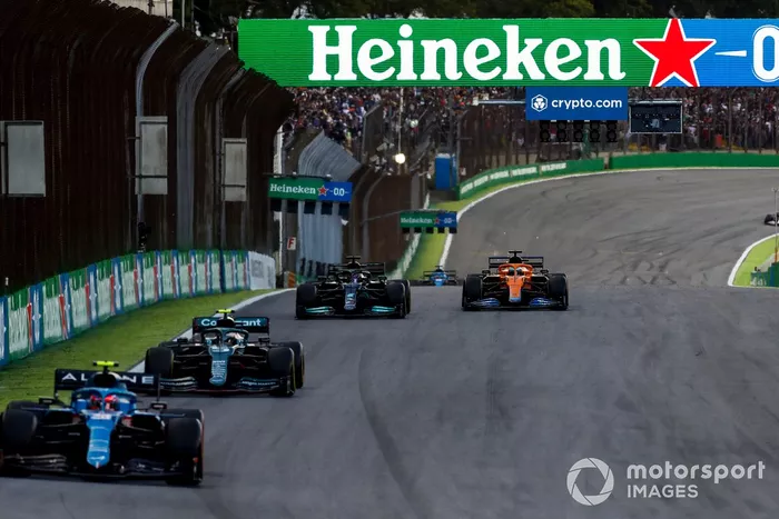 Esteban Ocon, Alpine A521, Sebastian Vettel, Aston Martin AMR21, Lewis Hamilton, Mercedes W12, y Daniel Ricciardo, McLaren MCL35M