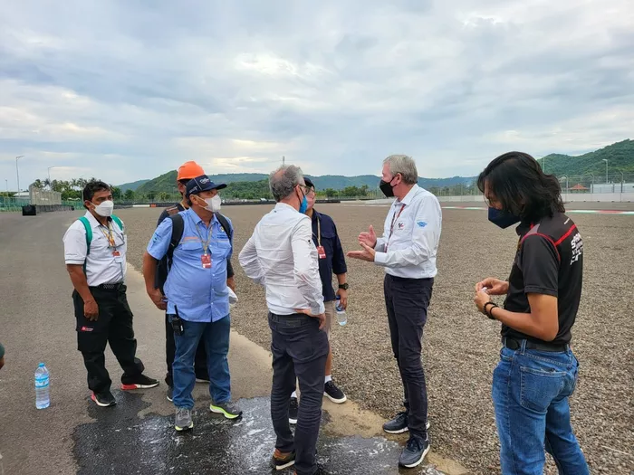 Los comisarios simulan una limpia de derrames de petróleo en el circuito de Mandalika