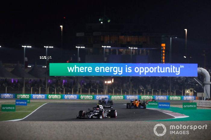 Pierre Gasly, AlphaTauri AT02, Lando Norris, McLaren MCL35M, y Esteban Ocon, Alpine A521