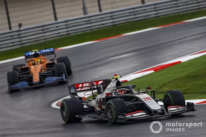 Kevin Magnussen, Haas VF-20, Lando Norris, McLaren MCL35
