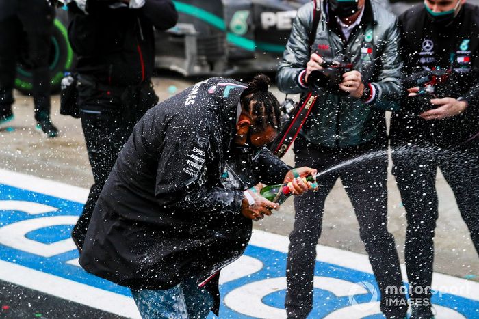 Lewis Hamilton, Mercedes-AMG F1 y el equipo de Mercedes celebran después de haber conseguido el séptimo título del campeonato mundial de pilotos