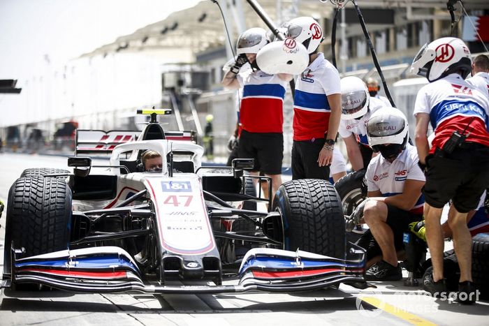 Mick Schumacher, Haas F1, durante un ensayo de pitstop