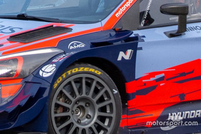 Detalle del Hyundai i20 Coupe WRC con neumáticos Pirelli