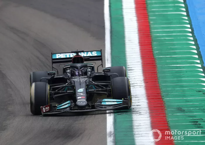 Lewis Hamilton, Mercedes W12, se dirige a boxes con el alerón delantero roto