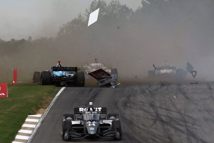 Choque en la salida de  Max Chilton, Carlin Racing Chevrolet