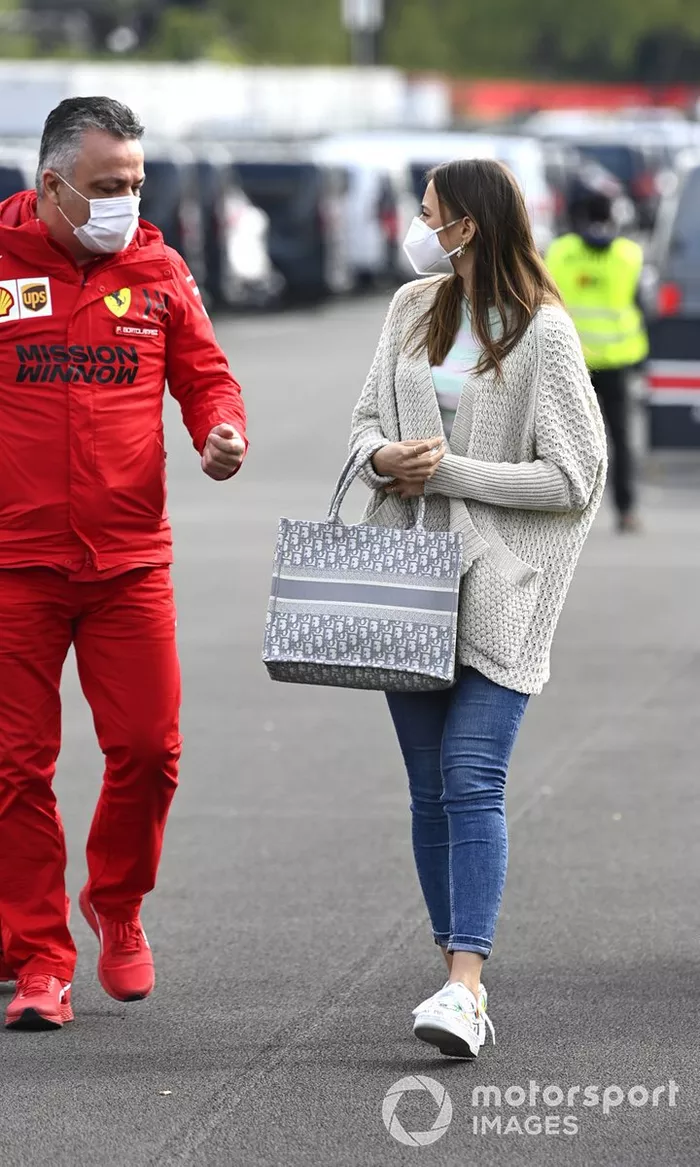 Charlotte Sine, novia de Charles Leclerc, llega al circuito con Fabrizio Bortolamasi, de Ferrari