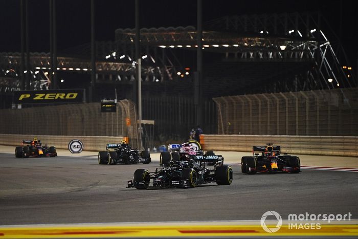 Lewis Hamilton, Mercedes F1 W11, Max Verstappen, Red Bull Racing RB16 y Sergio Pérez, Racing Point RP20