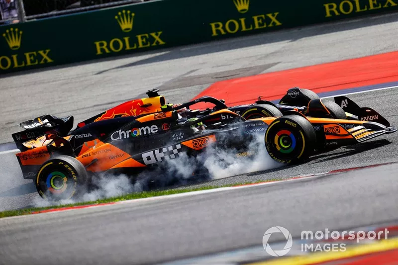 Max Verstappen, Red Bull Racing RB20, Lando Norris, McLaren MCL38, entrent en contact alors qu'ils se battent pour la tête de la course.