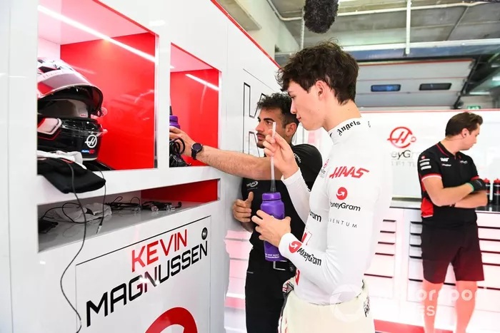 Oliver Bearman, Haas F1 Team, se prépare pour la séance dans le garage