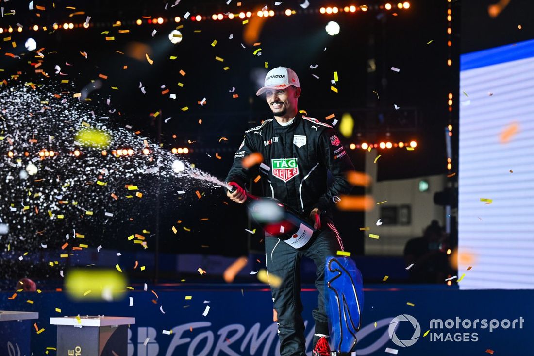 El campeón del mundo Pascal Wehrlein, de Porsche, rocía champán en señal de celebración