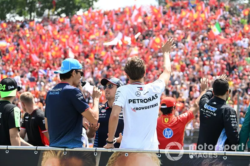 Alex Albon, Williams Racing, Sergio Perez, Red Bull Racing, George Russell, Mercedes-AMG F1 Team, lors de la parade des pilotes 
