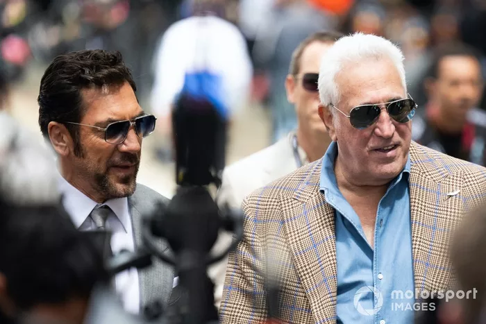 El actor Javier Bardem y Lawrence Stroll, propietario del equipo Aston Martin F1, en la parrilla de salida