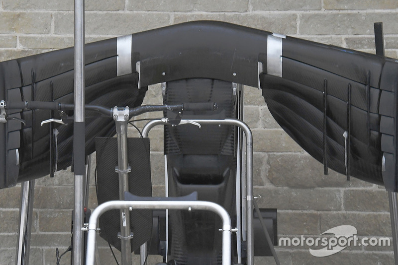 Vue détaillée de la partie inférieure de l'aileron avant de la Sauber C37