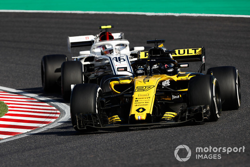 Nico Hulkenberg, Renault Sport F1 Team R.S. 18, leads Charles Leclerc, Sauber C37