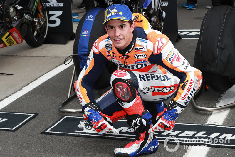Володар поул-позиції Марк Маркес, Repsol Honda Team, у чоботах та рукавицях Міка Дуена