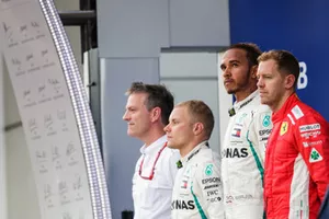 James Allison, Direttore tecnico, Mercedes AMG, il secondo classificato Valtteri Bottas, Mercedes AMG F1, il vincitore della gara Lewis Hamilton, Mercedes AMG F1, e il terzo classificato Sebastian Vettel, Ferrari, sul podio