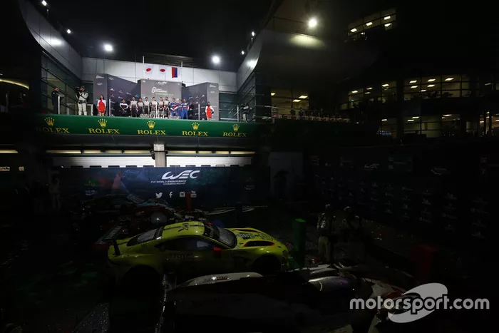 Podio global: ganadores #7 Toyota Gazoo Racing Toyota TS050: Mike Conway, Kamui Kobayashi, Jose Maria Lopez, segundo, #8 Toyota Gazoo Racing Toyota TS050: Sebastien Buemi, Kazuki Nakajima, Fernando Alonso, tercero,, #11 SMP Racing BR Engineering BR