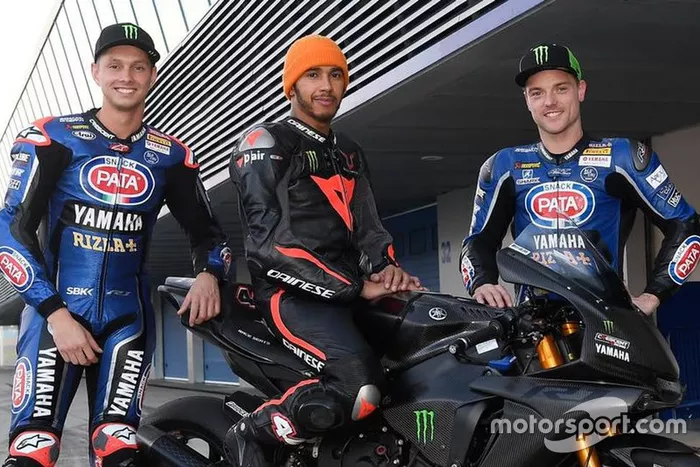Lewis Hamilton testa Yamaha da Superbike
