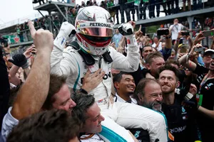 Yarış galibi Lewis Hamilton, Mercedes AMG F1 ve takım Parc Ferme'de şampiyonluğu kutluyor