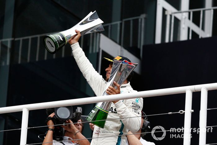 Lewis Hamilton, Mercedes AMG F1 celebra en el podio con el champán