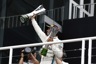 Podyum: Yarış galibi Lewis Hamilton, Mercedes AMG F1