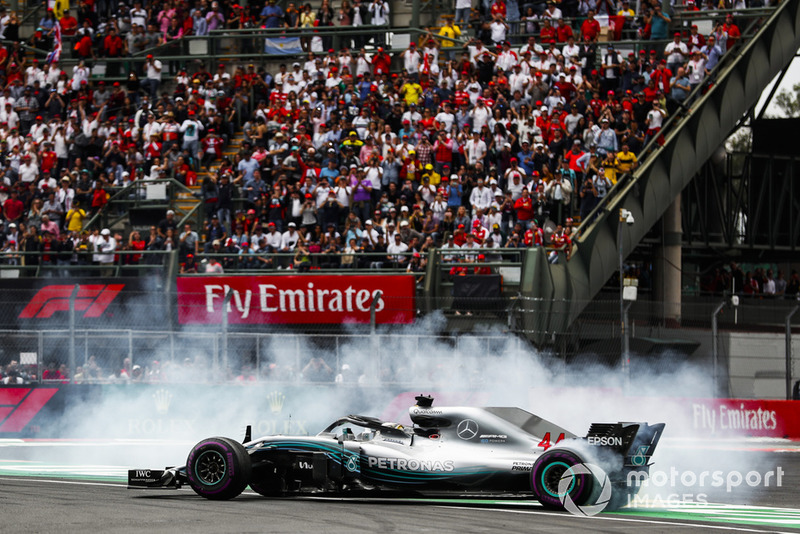 Lewis Hamilton, Mercedes AMG F1, merayakan gelar juara dunia kelimanya