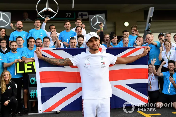 Lewis Hamilton, Mercedes AMG F1 celebra con el equipo