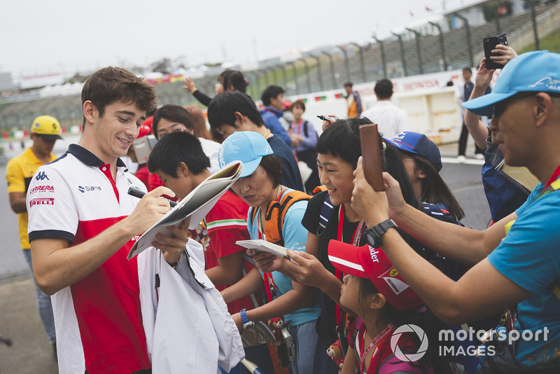 Charles Leclerc, Sauber signs autographs for fans