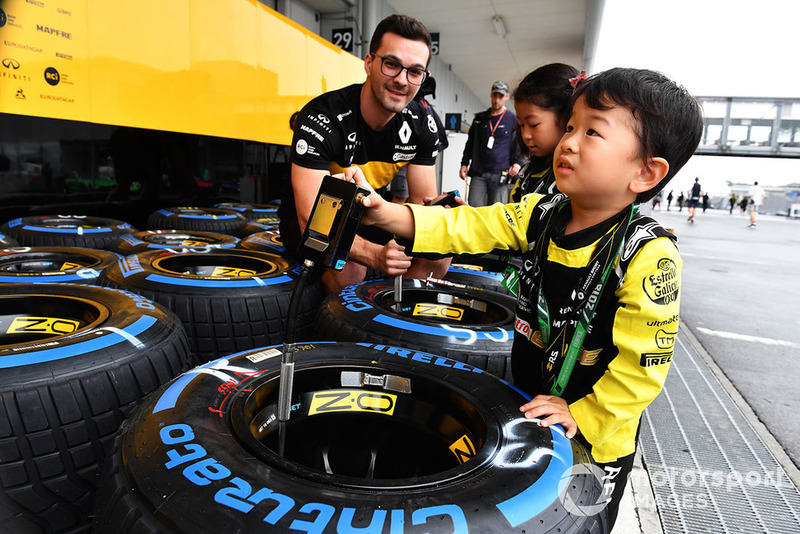 Young Renault Sport F1 Team fans and Pirelli tyre