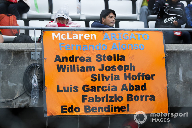 Некоторые поддерживают не только Фернандо Алонсо, но и других сотрудников McLaren