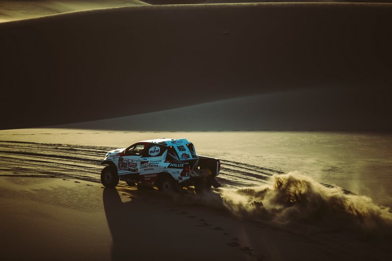 #302 Toyota Gazoo Racing Toyota Hilux: Жінель де Вільєр, Дірк фон Цітцевітц
