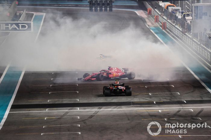 Lewis Hamilton, Mercedes-AMG F1 W09, Fernando Alonso, McLaren MCL33 y Sebastian Vettel, Ferrari SF71H hacen donuts al final