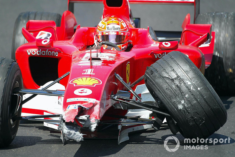 Michael Schumacher, Ferrari F2004 después de golpear la pared en el túnel debajo del coche de seguridad