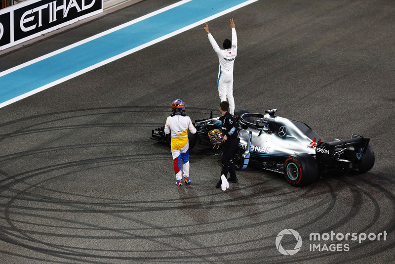 Lewis Hamilton, Mercedes AMG F1 W09 EQ Power +, celebra en su coche cuando Fernando Alonso, McLaren, le felicita en la parrilla