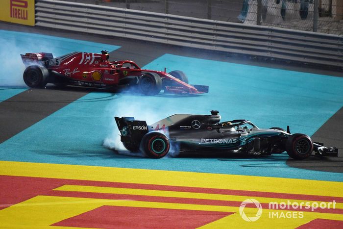 Lewis Hamilton, Mercedes-AMG F1 W09 y Sebastian Vettel,  Ferrari SF71H hace donuts al final de la carrera