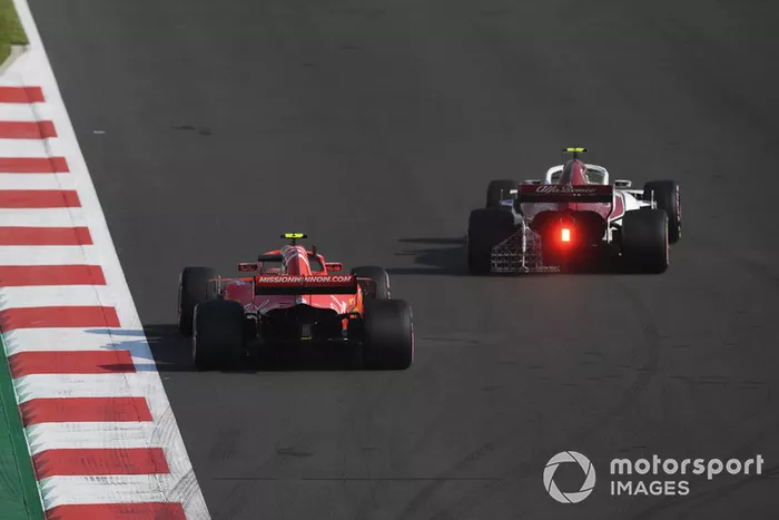 Kimi Raikkonen, Ferrari SF71H and Antonio Giovinazzi, Sauber C37 