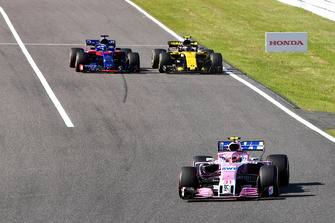 Esteban Ocon, Racing Point Force India VJM11 Brendon Hartley, Scuderia Toro Rosso STR13 ve Carlos Sainz Jr., Renault Sport F1 Team R.S. 18