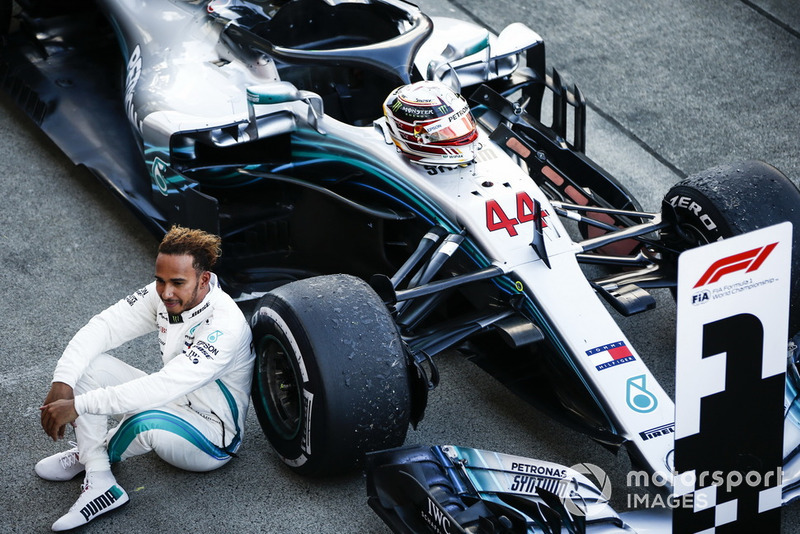 Pemenang balapan, Lewis Hamilton, Mercedes AMG F1 W09, di parc ferme