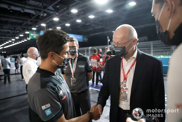 Mitch Evans (Jaguar Racing) conoce a un invitado en el pitlane
