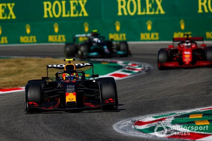 Sergio Pérez, Red Bull Racing RB16B, Charles Leclerc, Ferrari SF21