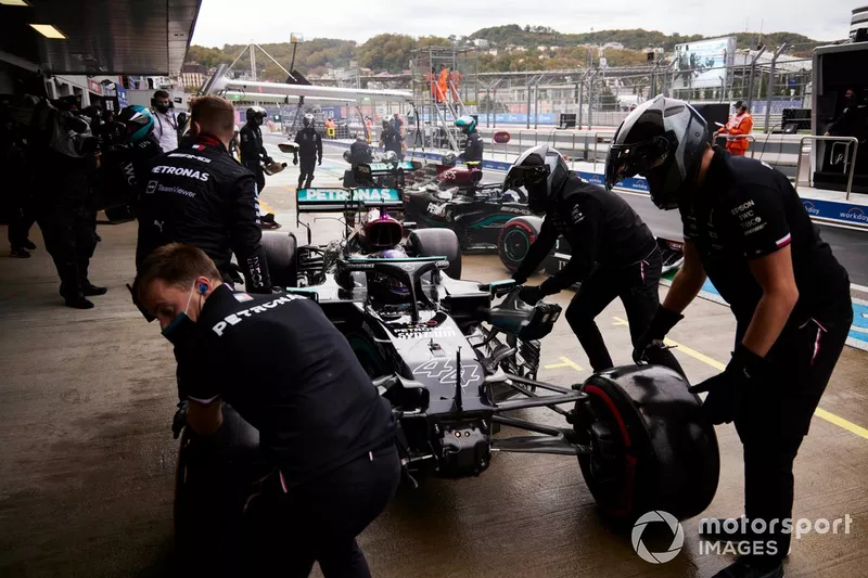 Mecánicos en el pit lane con el coche dañado de Lewis Hamilton, Mercedes W12, durante la clasificación