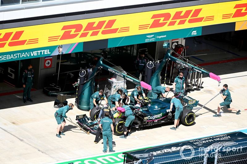 Sebastian Vettel, Aston Martin AMR21, en el pitlane