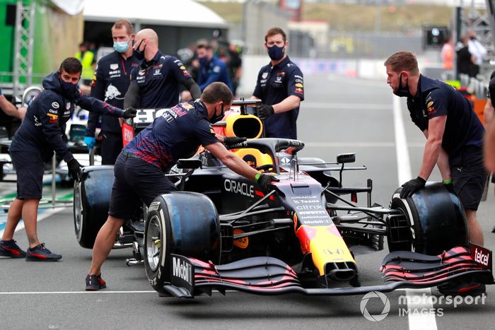 Coche de Max Verstappen, RB16B de Red Bull Racing en el pit lane