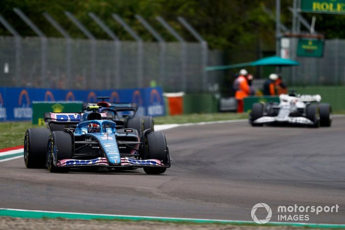 Esteban Ocon, Alpine A522, Alex Albon, Williams FW44
