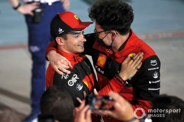 Charles Leclerc, Ferrari, 1ª posición, Mattia Binotto, director del equipo Ferrari, celebran en el Parc Ferme