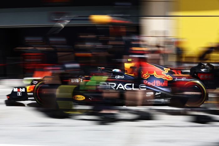 Sergio Pérez, Red Bull Racing RB18, hace un pitstop 
