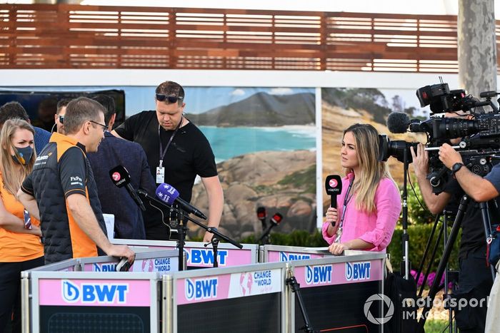 El presentador de Viaplay, Stéphane Kox, entrevista a Andreas Seidl, director del equipo McLaren 